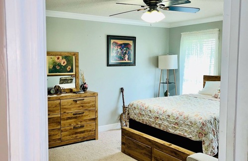 Valdosta Other | Charming 3-bedroom farmhouse in Valdosta with AC, WiFi, Jacuzzi Tub