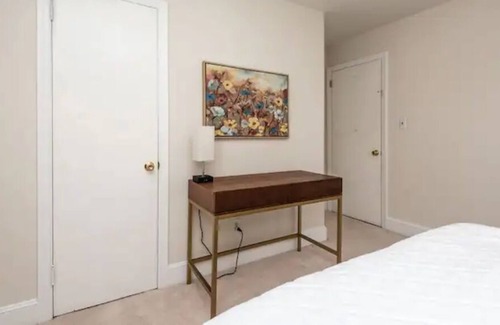 East Forest Ski Chalet | Charming 3 bedroom house close to uptown Charlotte