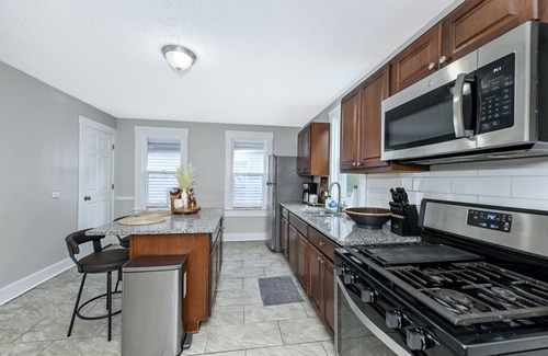 Tremont House | Charming 3-bedroom house in Cleveland with WiFi and AC