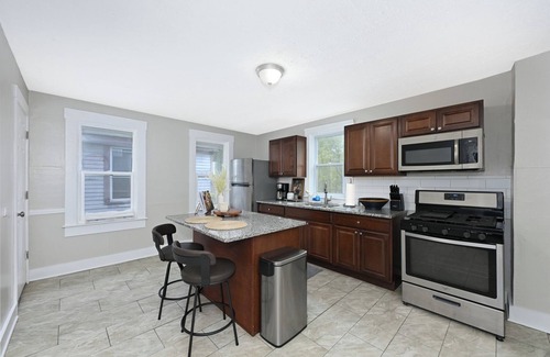 Tremont House | Charming 3-bedroom house in Cleveland with WiFi and AC