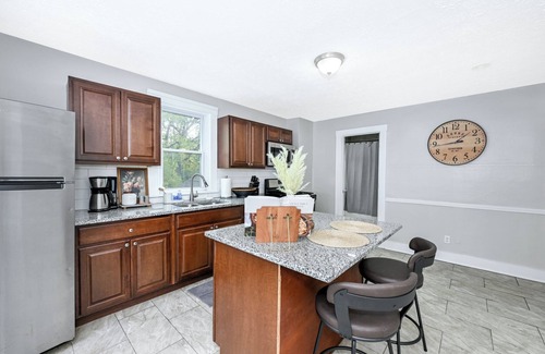 Tremont House | Charming 3-bedroom house in Cleveland with WiFi and AC