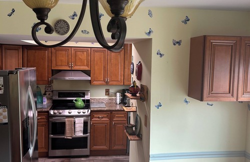 Edgewater House | Charming 3-bedroom house with AC, WiFi in tranquil Edgewater on the bay .