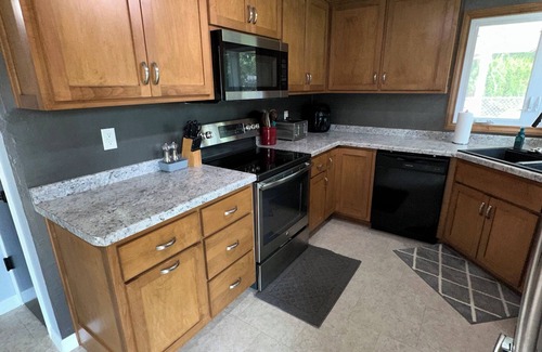 Green Bay House | Charming 3-bedroom house with WiFi, AC in lovely Green Bay- close to Lambeau