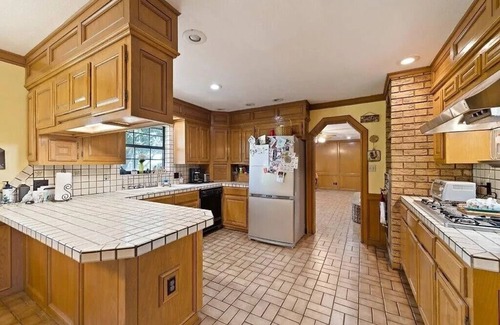 Henryetta House | Charming 3-bedroom house with WiFi, AC in lovely Henryetta