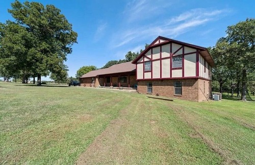 Henryetta House | Charming 3-bedroom house with WiFi, AC in lovely Henryetta