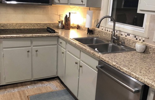 Lexington House | Charming 3-bedroom house with fitness room and AC in Lexington