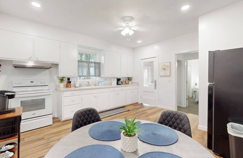 Mansfield House | Charming 3-bedroom house in Mansfield with WiFi, AC, full kitchen