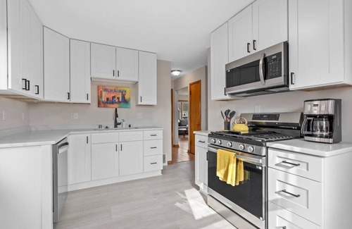 West Allis House | Charming 3-bedroom house Close to All in Milwaukee