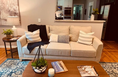 Dunwoody House | Charming 3-bedroom house with in-law suite in Dunwoody