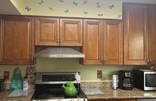 Edgewater House | Charming 3-bedroom house with AC, WiFi in tranquil Edgewater on the bay .