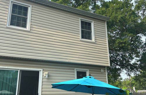 Edgewater House | Charming 3-bedroom house with AC, WiFi in tranquil Edgewater on the bay .