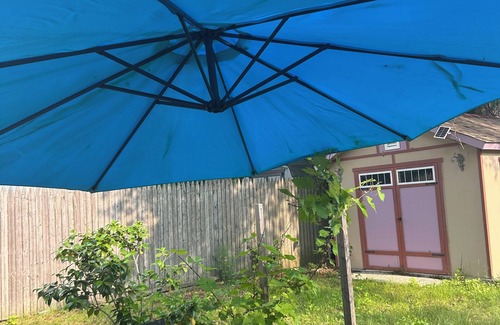 Edgewater House | Charming 3-bedroom house with AC, WiFi in tranquil Edgewater on the bay .