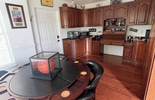 Granbury House | Charming 3-bedroom house with AC and WiFi in Granbury with a beautiful lake view