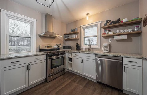 Rockford House | Charming 3-bedroom house with WiFi, AC in amazing Rockford