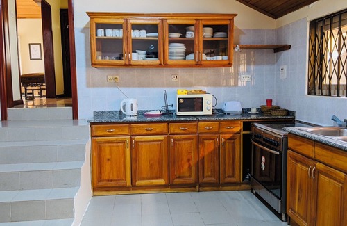 Aburi House | Charming 3-bedroom house in enchanting Aburi with WiFi, AC