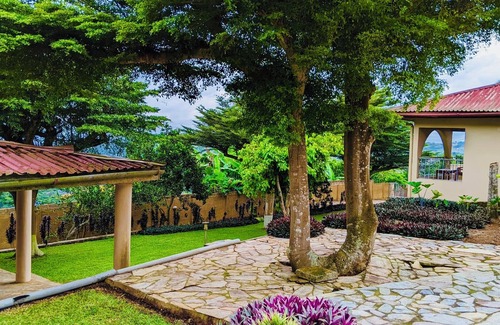 Aburi House | Charming 3-bedroom house in enchanting Aburi with WiFi, AC