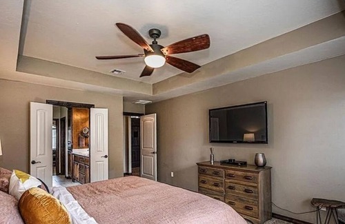 Moore House | Charming 3-bedroom house near Norman!