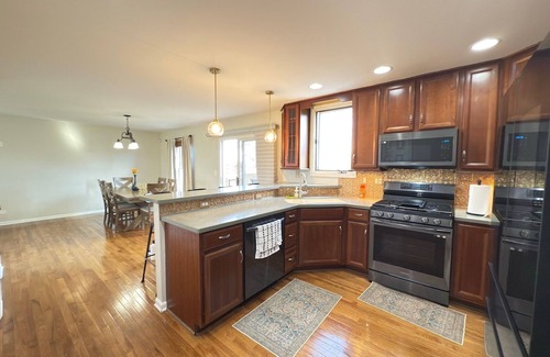 Plato Center House | Charming 3-bedroom house in marvelous Elgin with AC, WiFi