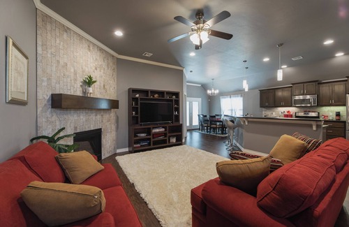 Yukon House | Charming 3-bedroom house in Yukon with indoor fire place