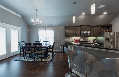 Yukon House | Charming 3-bedroom house in Yukon with indoor fire place