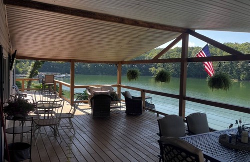 Rutledge House | Charming 3-bedroom Lakehouse . Boat Slip, with Pontoon option .