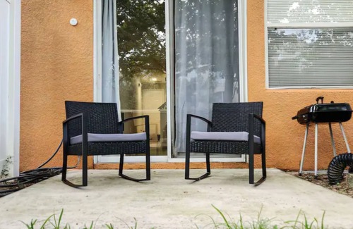 Crestwynd Bay House | Charming 3-Bedroom Modern Townhome near Disney