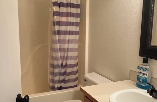 South Hill House | Charming 3-bedroom pet friendly house with hot tub, fitness room, WiFi/Puyallup