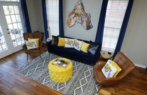 Downtown Greensboro House | Charming 3-bedroom townhome with WiFi and garage in Greensboro