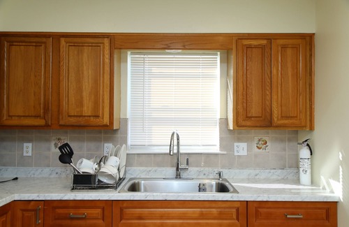 Lower Vailsburg Apartment | Charming 3-bedroom Urban Escape with AC and WiFi near Newark Airport