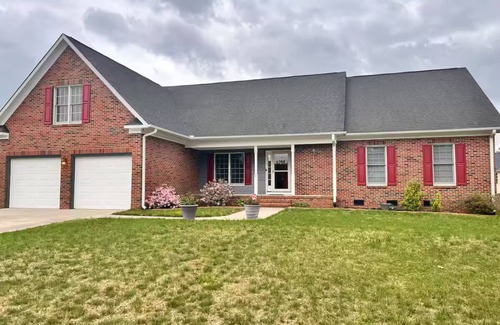 Pine Forest House | Charming 3-bedroom house with WiFi, AC in welcoming Fayetteville