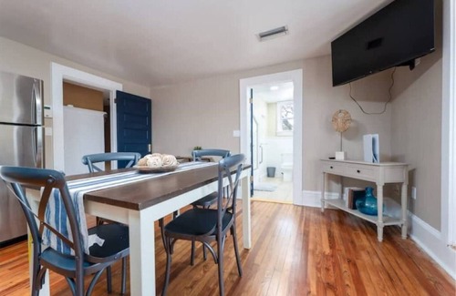 Southbank House | Charming 3-bedroom loft unit with WiFi and AC in the Heart of San Marco