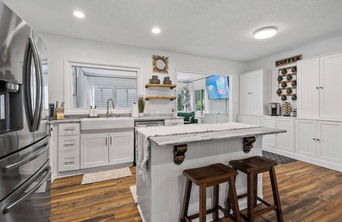 Plymouth House | Charming 3-bedroom house with AC and WiFi. LAKE ACCESS King Beds! Newly Remodel