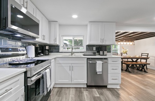 Jackson House | Charming 3-BR/2-BA Waterfront Lake House