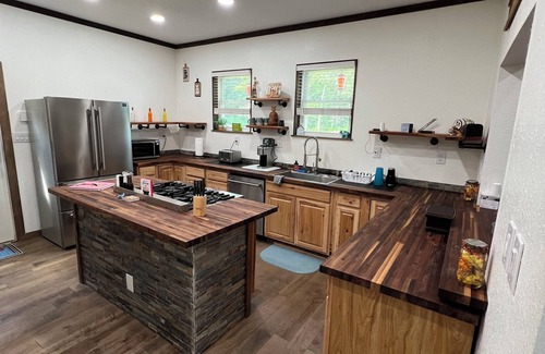 Pikeville House | Charming 3-BR Cabin/House, Pool, creek, 35Acres with Fiber Internet in Pikeville