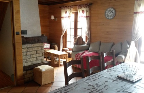 Arette Ski Chalet | Charming 3-level chalet in the heart of the resort (sleeps 12 to 13)