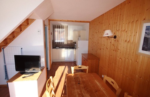Saint-Etienne-en-Devoluy Ski Chalet | Charming 3-Room Duplex Chalet for 6, Close to Ski Slopes, Heated Pool in Superdevoluy
