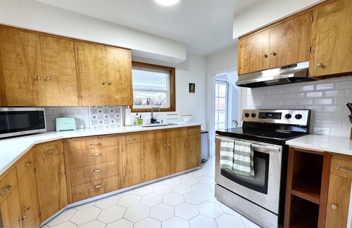 Montavilla Cottage | Charming 3BD Pet-Friendly Cottage With a Mountain View Ideal for Long Stays