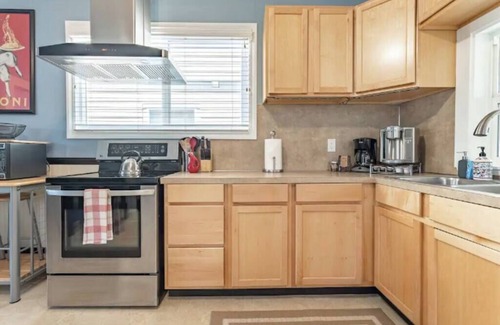 King House | Charming 3bed Home w/Yard - Walk Score 91!