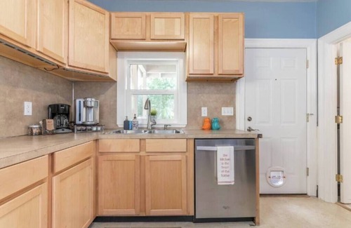 King House | Charming 3bed Home w/Yard - Walk Score 91!