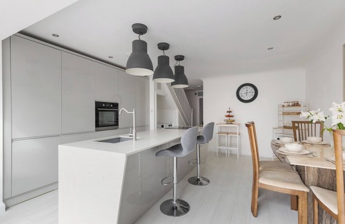 Thames House | Charming 3BR House in London Zone 4 Train🚆Boat 🚢 10 mins walknFamily-Friendly