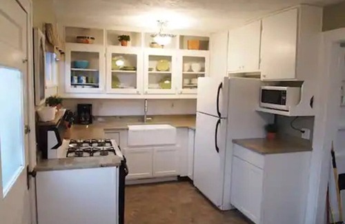 Homerville Cottage | Charming 4-bedroom cottage with WiFi and AC in Chippewa Lake