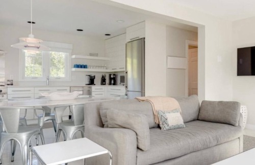 Brant Point Cottage | Charming 4-bedroom and 2 Full Bath cottage in Brant Point location with WiFi, AC