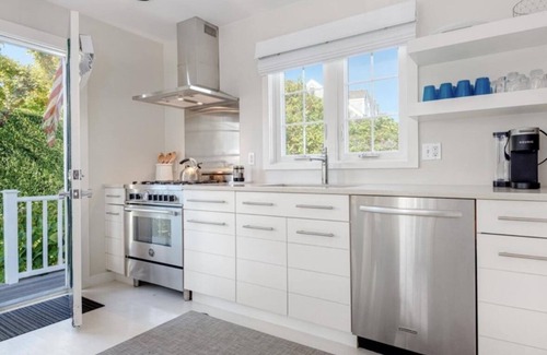 Brant Point Cottage | Charming 4-bedroom and 2 Full Bath cottage in Brant Point location with WiFi, AC