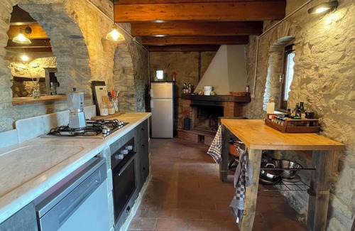 Pontremoli House | Charming 4-bedroom farmhouse in enchanting Tuscany close to mountains and sea.