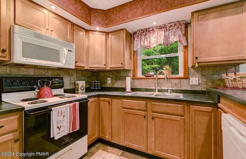 Briar Crest Woods Boat Rental | Charming 4-Bedroom House with WiFi, AC & Hot Tub in Tranquil Blakeslee - Poconos