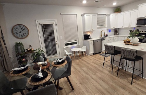 Newnan House | Charming 4-bedroom house with AC and fitness room in Raymond