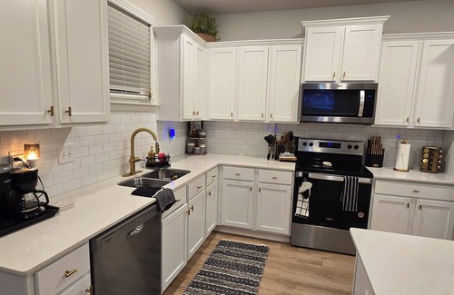 Newnan House | Charming 4-bedroom house with AC and fitness room in Raymond
