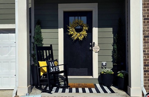 Newnan House | Charming 4-bedroom house with AC and fitness room in Raymond
