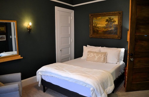 Downtown Toledo Bed & Breakfast | Charming 4-Bedroom Inn with Modern Comforts in Toledo