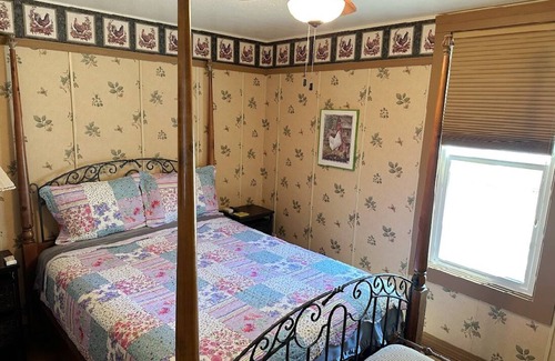 Roseburg Other | Charming 4-bedroom Pearce Historic Farmhouse in Roseburg with AC and WIFI